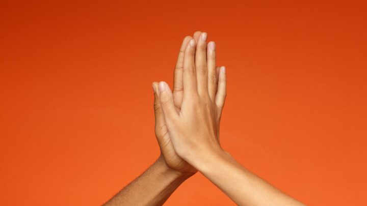 Få her fem huskeregler for god kommunikation samlet i en metaforisk hånd, ‘En High Five’.
